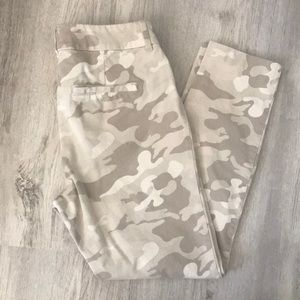 Ladies Old Navy Pixie Pant in Beige Camo sz 2
